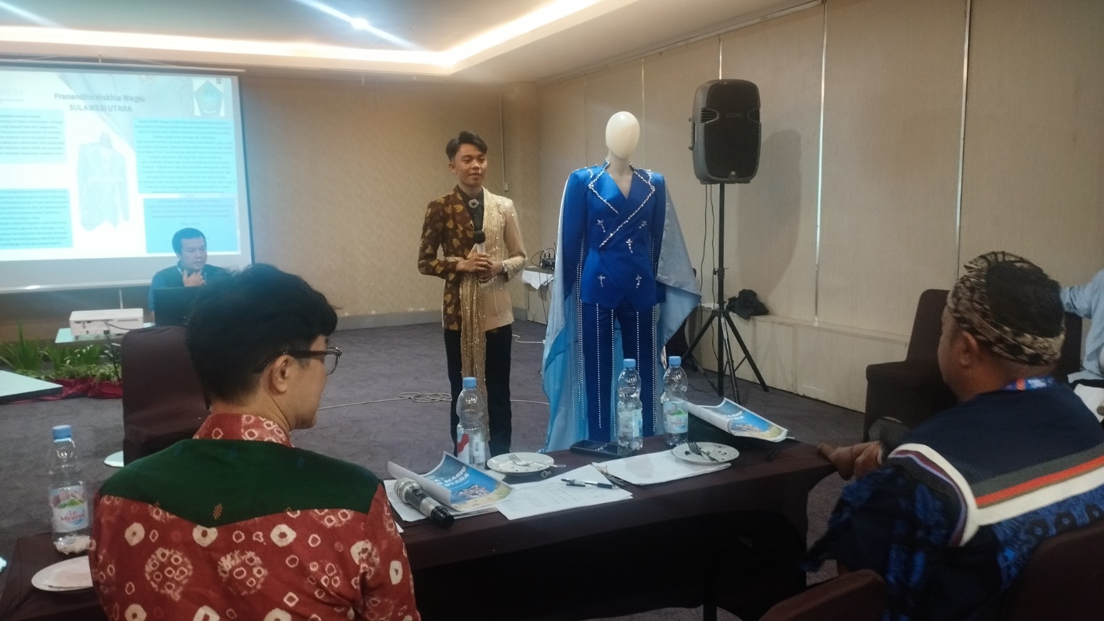 Modernisasi Karya Fashion Menggunakan Wastra di Kompetisi Kreativesia 2025