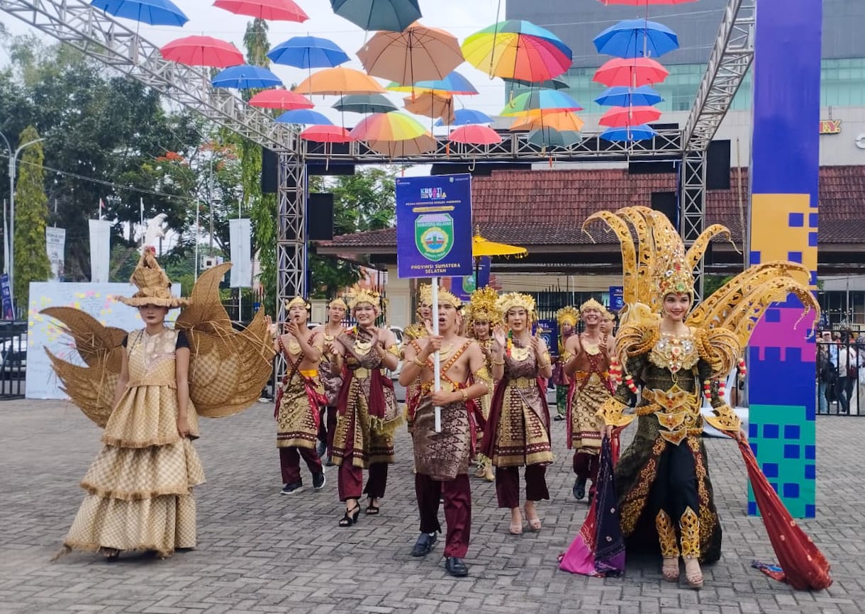 Kreasi Kostum Daerah Meriahkan Pawai Budaya Kreativesia 2025